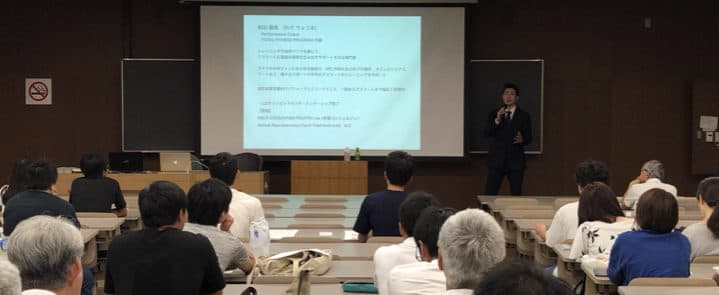 大学の部活指導者に向けたアスリートへのトレーニング指導法を教える講演の様子